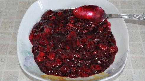 пирог на ореховом тесте с вишневыми слоеными рулетиками