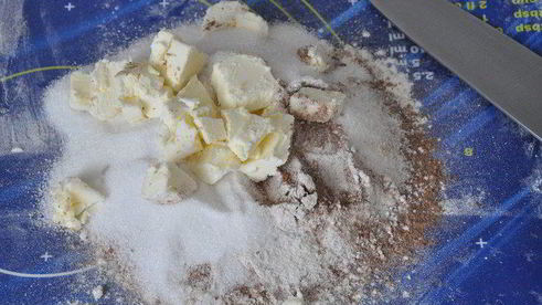 пирог на ореховом тесте с вишневыми слоеными рулетиками