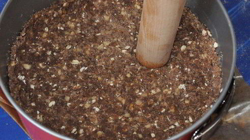 пирог на ореховом тесте с вишневыми слоеными рулетиками