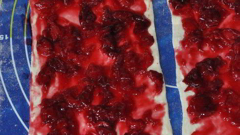 пирог на ореховом тесте с вишневыми слоеными рулетиками