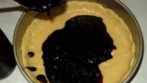 пирог с черничным джемом