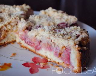 Пирог с клубникой и ревенем