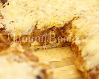 Пирог с сосисками, беконом и фасолью