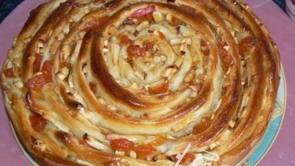 Рецепт Пирог улитка с яблоками и курагой