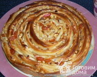 Пирог улитка с яблоками и курагой