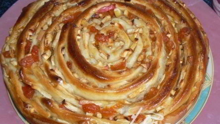 Рецепт пирог улитка с яблоками и курагой