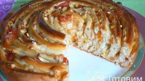 пирог улитка с яблоками и курагой