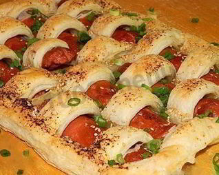 Слоеный пирог с сосисками