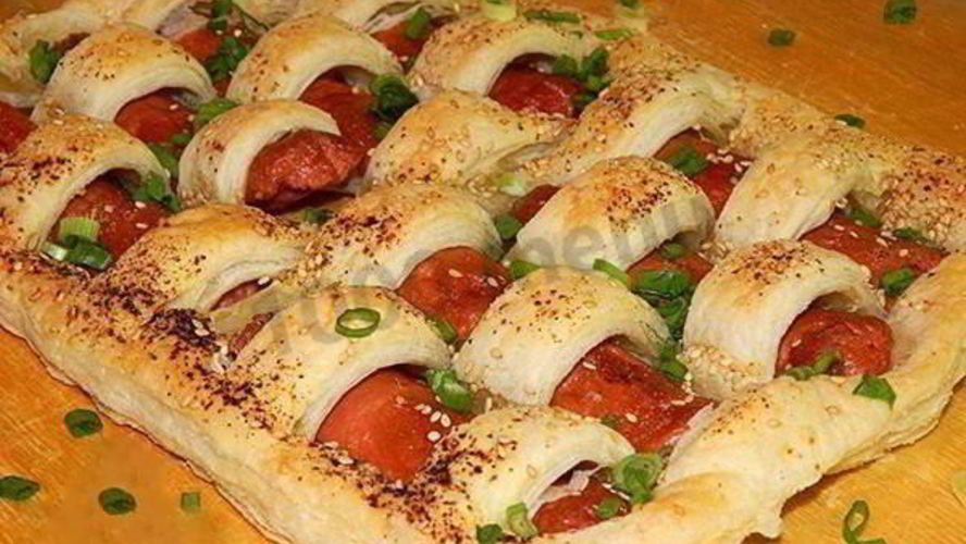 Рецепт слоеный пирог с сосисками