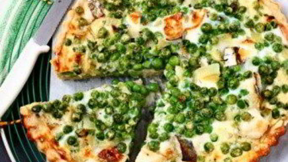 Рецепт Слоеный пирог с зеленым горошком, беконом, пармезаном и зеленью