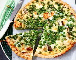 Слоеный пирог с зеленым горошком, беконом, пармезаном и зеленью