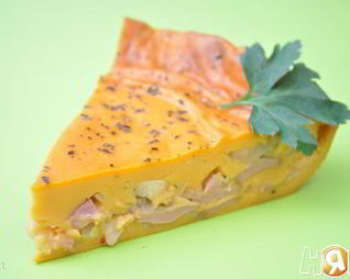 Томатный пирог с луком и колбасами