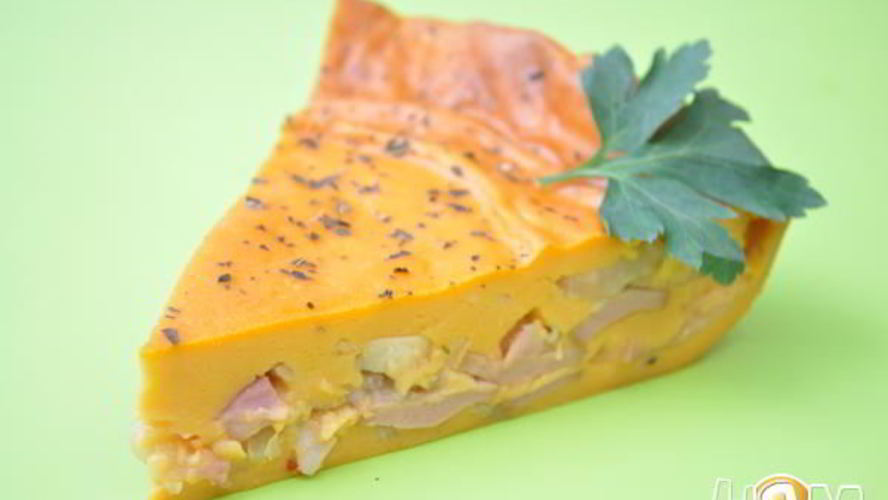 Рецепт томатный пирог с луком и колбасами