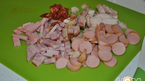 томатный пирог с луком и колбасами