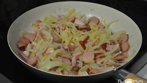 томатный пирог с луком и колбасами