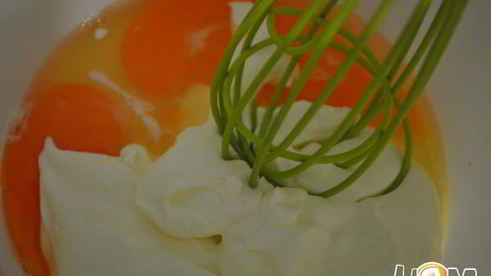 томатный пирог с луком и колбасами