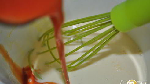 томатный пирог с луком и колбасами