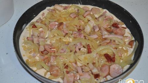 томатный пирог с луком и колбасами