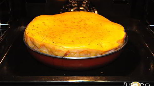 томатный пирог с луком и колбасами