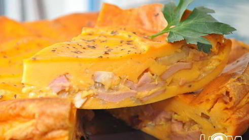 томатный пирог с луком и колбасами