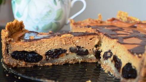 творожно-карамельный пирог с черносливом