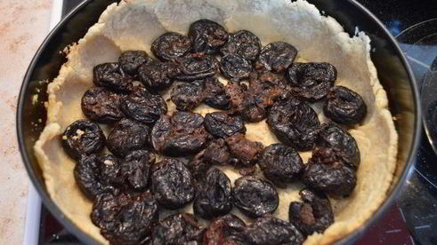 творожно-карамельный пирог с черносливом