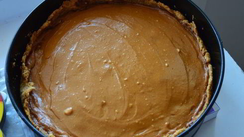 творожно-карамельный пирог с черносливом