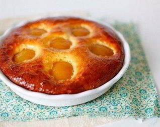 Творожный пирог с персиками и джемом