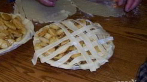 яблочный пирог в карамельном соусе