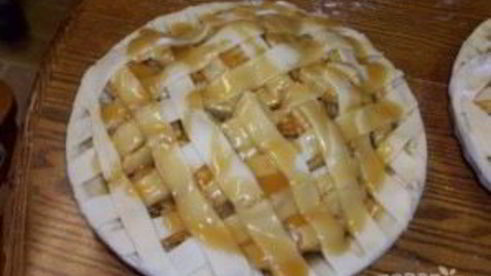 яблочный пирог в карамельном соусе