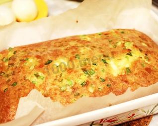 Заливной пирог с яйцом и зеленым луком на кефире