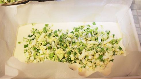 заливной пирог с яйцом и зеленым луком на кефире