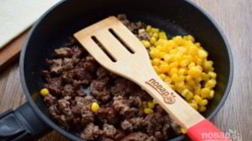 быстрые пирожки с фаршем, сыром и кукурузой