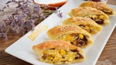 быстрые пирожки с фаршем, сыром и кукурузой