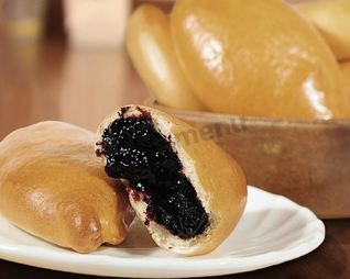 Дрожжевые пирожки с черникой