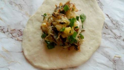 дрожжевые пирожки с капустой и яйцом в духовке