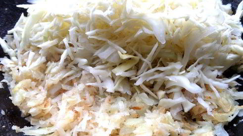 мини-пирожки с капустой, сельдереем, шпинатом и сыром