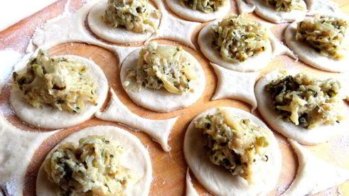 мини-пирожки с капустой, сельдереем, шпинатом и сыром