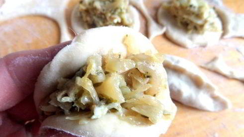 мини-пирожки с капустой, сельдереем, шпинатом и сыром