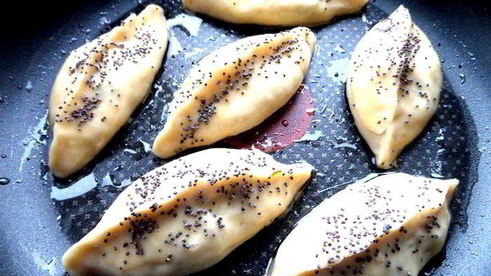 мини-пирожки с капустой, сельдереем, шпинатом и сыром