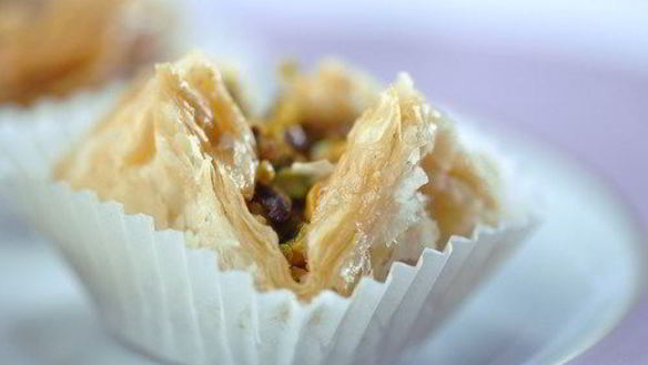 Рецепт Пирожки из теста фило с начинкой из баклажанов, фисташек и феты