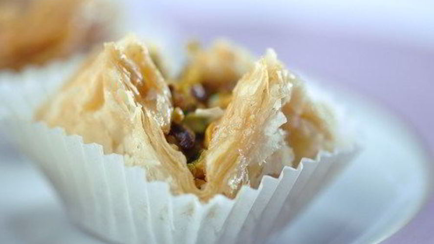 Рецепт пирожки из теста фило с начинкой из баклажанов, фисташек и феты