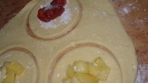 пирожки из творожного теста с двумя видами начинок