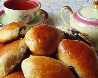 Пирожки с черникой из дрожжевого теста