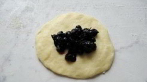 пирожки с черникой из дрожжевого теста