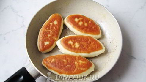 пирожки с горохом, жареные на сковороде