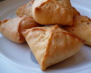 Пирожки с вкусом пиццы из ленивого дрожжевого теста