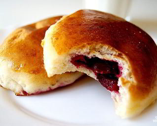 Сладкие пирожки с вишней