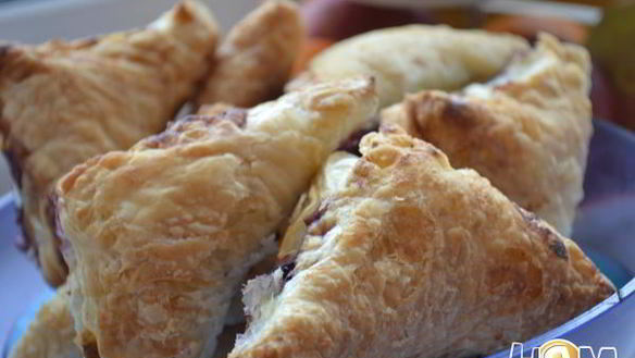 Рецепт Слоеные пирожки с черникой и ванильным сахаром