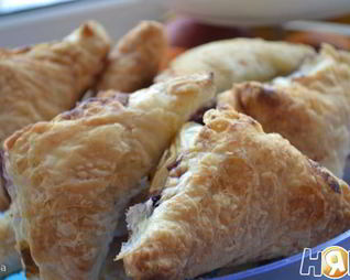 Слоеные пирожки с черникой и ванильным сахаром